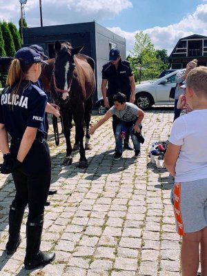 policjant z policjantką przy koniu