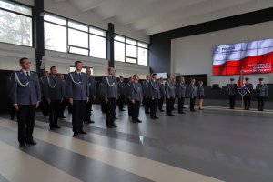 policjanci ustawieni w szeregach