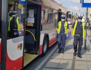 policjanci kontrolują autobus na zewnątrz