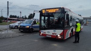 policjanci kontrolują autobus na zewnątrz