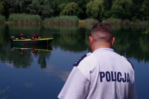 policjanci na rowerach patrolują rejon zbiornika wodnego