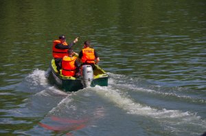 strażacy podczas ćwiczeń na wodzie