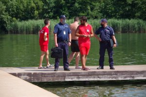 policjanci na pomoście rozmawiają z ratownikami