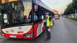 policjant bada stan trzeźwości kierowcy autobusu