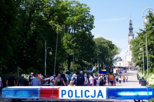 pielgrzymi na Placu Sienkiewicza - na pierwszym planie policyjny radiowóz