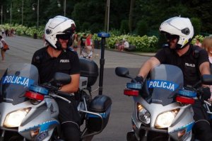 policjanci na motocyklach uśmiechają się do siebie