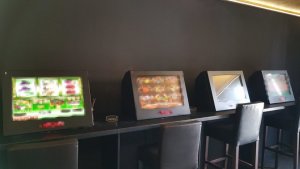 monitory stojące na blacie - wyświetlone na monitorach gry hazardowe