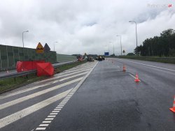 na autostradzie rozłożony czerwony namiot wykorzystywany przy zabezpieczeniu miejsca wypadku drogowego