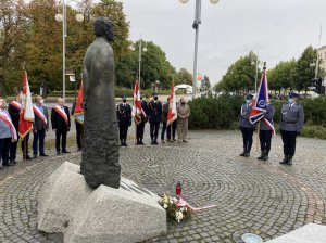 poczet sztandarowy stoi przed pomnikiem ks. Jerzego Popiełuszki