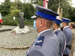 poczet sztandarowy na pierwszym planie na Placu Sienkiewicza, w tle pomnik ks. Jerzego Popiełuszki