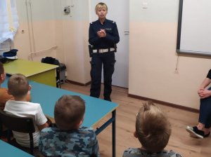 policjantka w sali prowadzi prelekcje dla uczniów