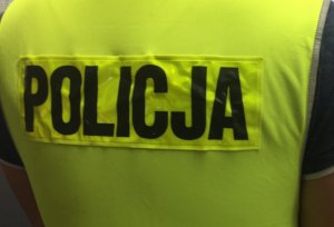 napis Policja na kamizelce odblaskowej