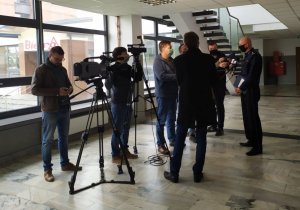 Komendant Miejski Policji inspektor Dariusz Atłasik udziela wywiadu telewizji na korytarzu w Komendzie