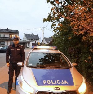 policjant przy radiowozie