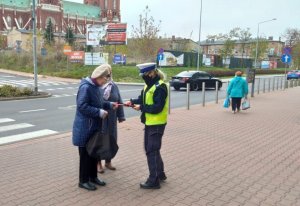 policjantka wręcza odblaski dwóm kobietom