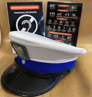 czapka ruchu drogowego postawiona na biurku, w tle ulotki