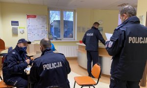 policjanci wypełniaja dokumentację do oddania krwi