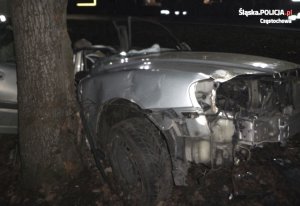 przód samochodu volvo po wypadku z uszkodzeniami