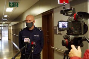 Komendant Miejski Policji w Częstochowie insp. Dariusz Atłasik udziela wywiadu do kamery