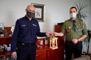 Komendant Miejski Policji w Częstochowie inspektor Dariusz Atłasik na zdjęciu z zastępcą Komendanta ZHP w Częstochowie trzymają lampion