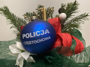 stroik świąteczny na nim bombka z napisem Policja Częstochowa