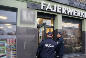 policjanci wchodzą do sklepu z napisem fajerwerki