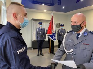 inspektor Dariusz Atłasik gratuluje nowo przyjętemu przez podanie ręki