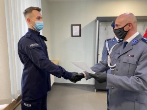 inspektor Dariusz Atłasik podaje rękę ślubującemu