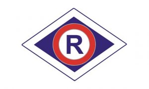 litera R w rombie z niebieską ramką symbol policyjnego wydziału ruchu drogowego