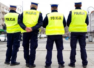 4 policjantów stoi przed przejściem dla pieszych