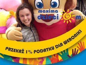 Weronika pozuje do zdjęcia z maskotką i uśmiecha się