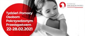 mała dziewczynka wtulona w ramiona kobiety na plakacie obok napis Tydzień Pomocy Osobom Pokrzywdzonym Przestępstwem 22 - 28 lutego 2021 roku