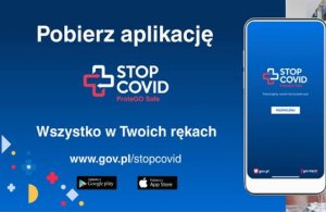 plakat promujący akcję pobierz aplikację STOP COVID na granatowym tle z napisem i telefonem komórkowym na pierwszym planie