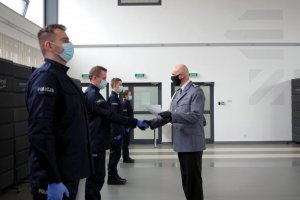 Komendant Miejski inspektor Dariusz Atłasik gratuluje mianowanym policjantom przez uścisk dłoni