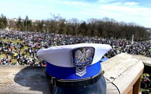 biała czapka z ruchu drogowego położona na balustradzie w tle na dole widać motocykle i motocyklistów na Jasnogórskich Błoniach