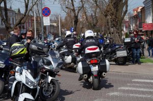policjanci z ruchu drogowego na motocyklach wyjeżdżają na ulicę