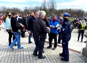 policjantka rozdaje pod Jasna Górą ulotki i rozmawia z motocyklistami