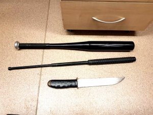zabezpieczony nóż i pałki znalezione przy zatrzymanych