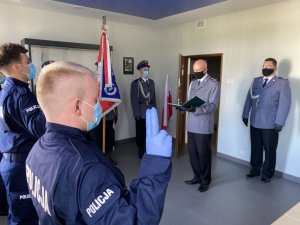 ślubujący policjanci na pierwszym planie, w tle Komendanci