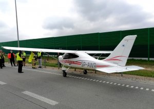 awionetka stoi na pasie ruchu autostrady A1