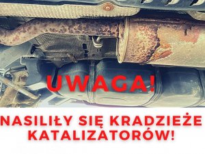 napis Uwaga! Nasiliły się kradzieże katalizatorów na tle zdjęcia przedstawiającego katalizator