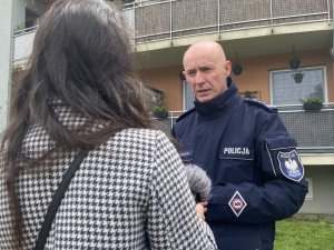 Komendant Miejski Policji udziela wywiadu lokalnym mediom