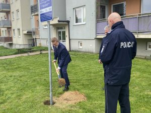 Na zdjęciach Prezydent Miasta Częstochowy, Komendant Miejskie Policji i Prezes Zakładu Gospodarki Mieszkaniowej dokonują symbolicznego wkopania znaku informującego kierowców o zasadach bezpieczeństwa w strefie zamieszkania