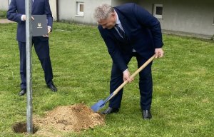 Na zdjęciach Prezydent Miasta Częstochowy, Komendant Miejskie Policji i Prezes Zakładu Gospodarki Mieszkaniowej dokonują symbolicznego wkopania znaku informującego kierowców o zasadach bezpieczeństwa w strefie zamieszkania