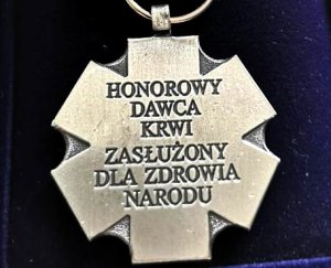 order z napisem „Honorowy Dawca Krwi - Zasłużony dla Zdrowia Narodu”