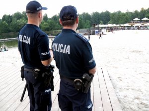 dwóch policjantów patrzy na plażę w parku Lisiniec