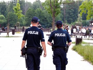 policjanci pieszo patrolują park Lisiniec