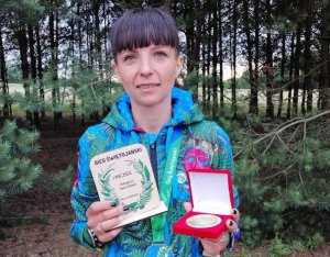 Agnieszka Czyżewska pozuje do zdjęcia ze zdobytymi trofeami