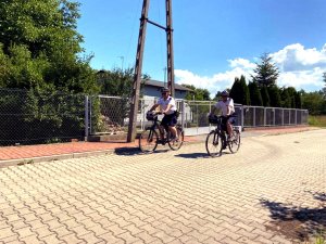 dwóch policjantów na rowerach patroluje rejon