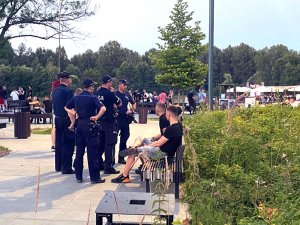 policjanci patrolują Park Lisiniec